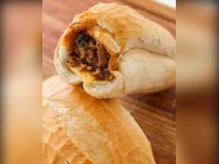 PÃO COM CARNE MOÍDA