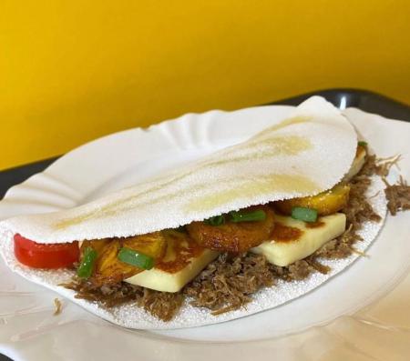 TAPIOCA COM CARNE DE SOL, QUEIJO, BANANA E SALADINHA