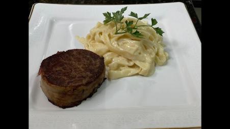 ESPAGUETE AO ALFREDO DE CARNE