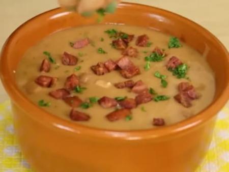 Caldo de feijão com bacon e calabresa