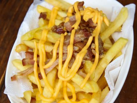 Batata frita c/ bacon e cheddar