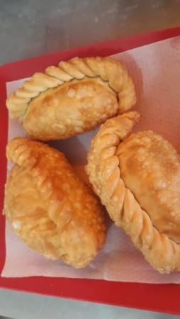 SALTENHA DE FRANGO E CATUPIRY