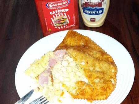 PASTEL FRANGO, CATUPIRY, PALMITO E CALABRESA