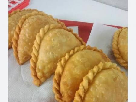 Saltenha de frango com queijo