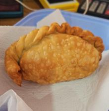SALTENHA DE FRANGO E QUEIJO