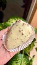 Bombom de chocolate branco com caramelo salgado