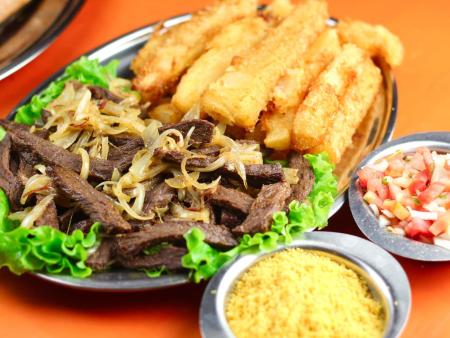 Tiras de picanha com macaxeira frita