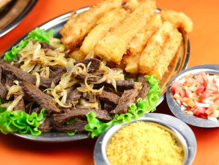 Carne de sol com macaxeira frita
