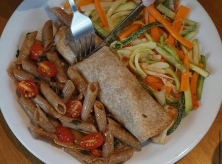 WRAP DE FILE QUENTE, LEGUMES E MASSA