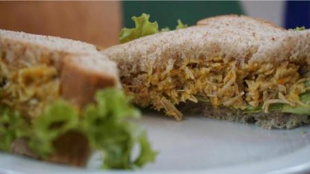 TRIO FRANGO: PAO DE FORMA INTEGRAL + PATE DE FRANGO E ALFACE