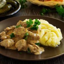STROGONOFF DE FRANGO COM PURÉ DE BATATA ZERO LACTOSE