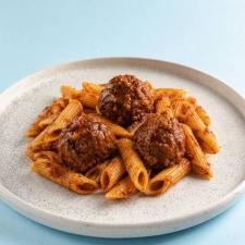 Marmita almodega ao molho sugo com penne sem gluten