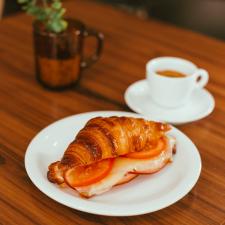 CROISSANT PEITO DE PERU, QUEIJO E TOMATE